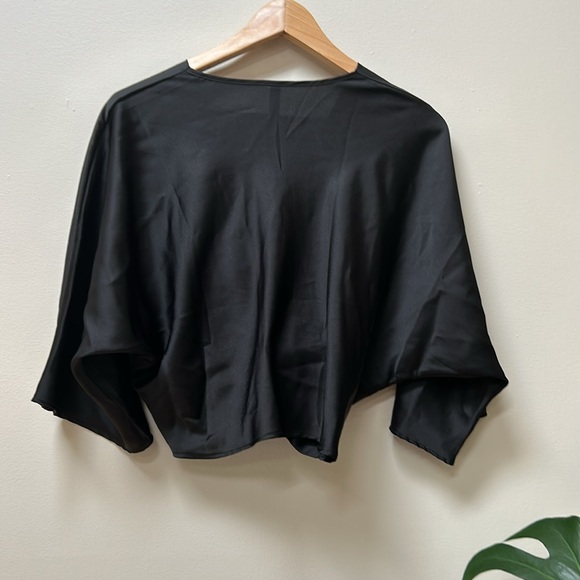 Silk like knot front crop top - Picture 3 of 5